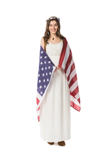 全长视图的快乐怀孕嬉皮士妇女拿着美国国旗孤立在白色 — 图库照片
