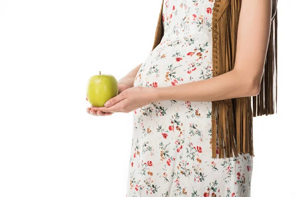 白で隔離された緑のリンゴを保持している妊娠中の女性のトリミングされたビュー — ストック写真