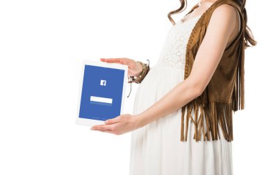 Kiev, Ukrayna - 4 Şubat 2019: ekranda beyaz izole facebook uygulaması ile dijital tablet tutan hamile kadın kırpılmış görünümü