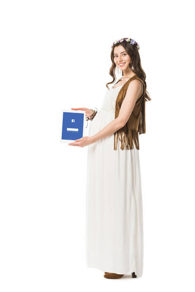 КИЕВ, УКРАИНА - 4 февраля 2019 года: полный обзор беременной женщины, держащей цифровой планшет с приложением facebook на экране изолирован на белом
