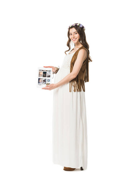 КИЕВ, УКРАИНА - 4 февраля 2019 года: полный обзор улыбающейся беременной женщины с цифровым планшетом с приложением pinterest на экране, изолированным на белом
