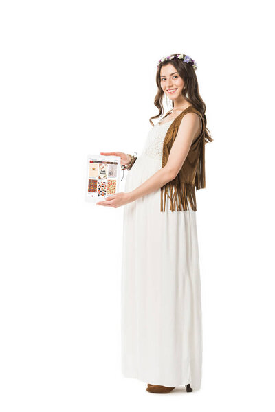 КИЕВ, УКРАИНА - 4 февраля 2019 года: полный обзор улыбающейся беременной женщины с цифровым планшетом с приложением pinterest на экране, изолированным на белом
