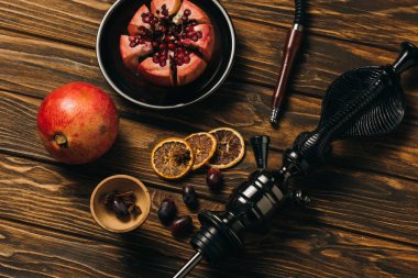 nargile, garnet, üzüm ve ahşap yüzeyüzerinde kurutulmuş kesilmiş portakal üst görünümü