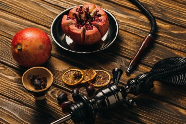 nargile, garnet, üzüm ve ahşap yüzeyüzerinde kurutulmuş kesilmiş portakal