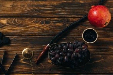 nargile, üzüm, garnet ve ahşap yüzey üzerinde kömürüst görünümü