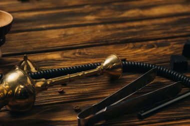 nargile, maşa, kömür ve ahşap yüzey üzerinde kahve taneleri
