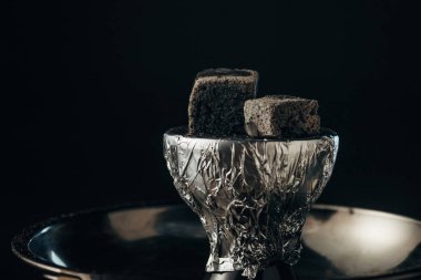 kase ve nargile üzerinde kömürler siyah izole