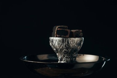 kase ve nargile üzerinde kömürler siyah izole