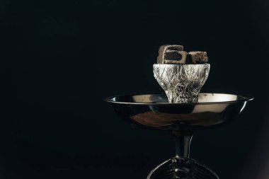 kömürler siyah izole ile modern nargile kase