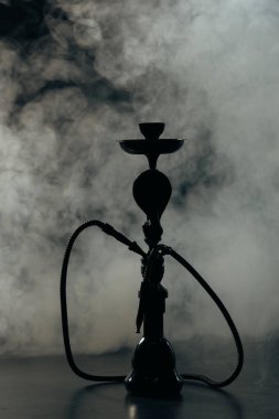 siyah nargile sapı ve gri duman hortum