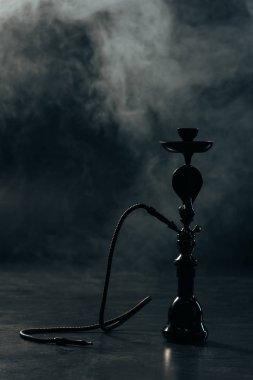 siyah nargile sapı ve gri duman hortum