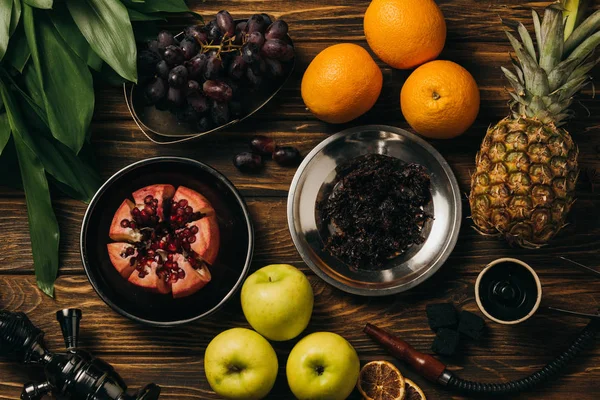 Pohled Hookah Tabák Jablka Hrozny Pomeranče Ananas Granule Uhlí Dřevěném — Stock fotografie