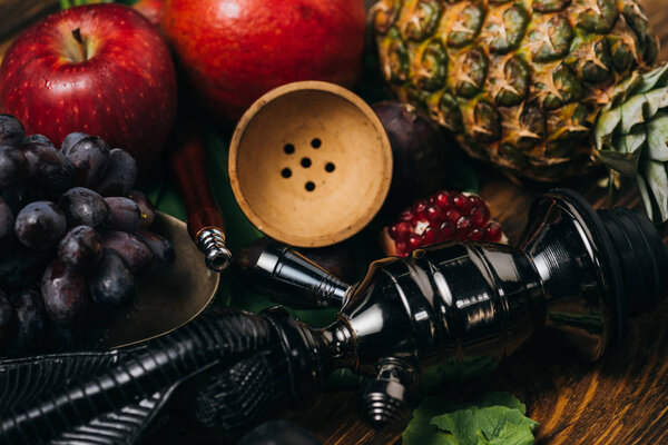 Свежие фрукты и кальян на деревянной поверхности
