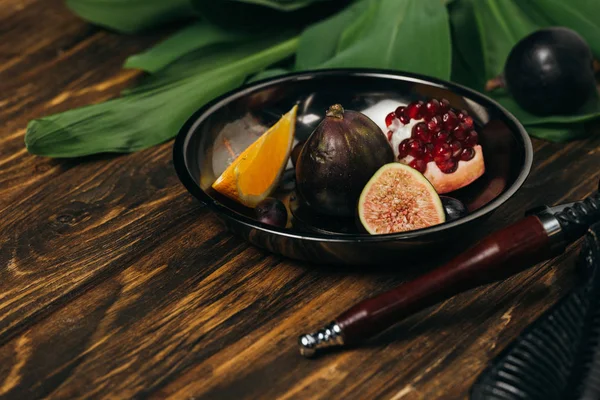 표면에 신선한 맛있는 과일과 물담배 — 스톡 사진