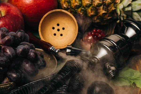 Enfoque Selectivo Frutas Frescas Sabrosas Narguile Con Humo —  Fotos de Stock