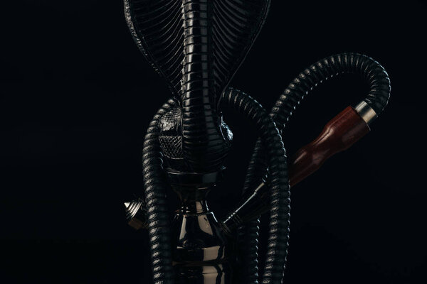 черный кальянный стебель и шланг изолированы на черном
