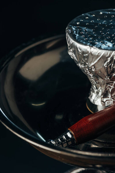 черный кальянчик и шланг изолированы на черном
