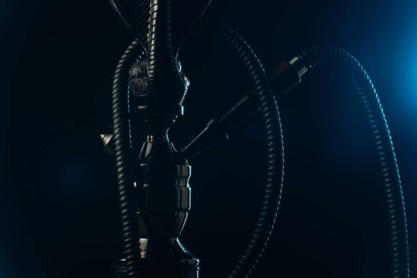 современный черный кальянный стебель и шланг на черном
