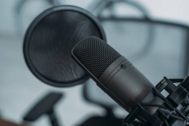 radyo stüdyosunda membran ile mikrofon seçici odak