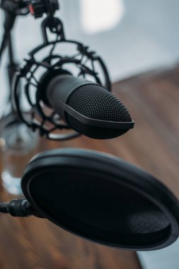 radyo stüdyosunda membran ile mikrofonun yakın görünümü