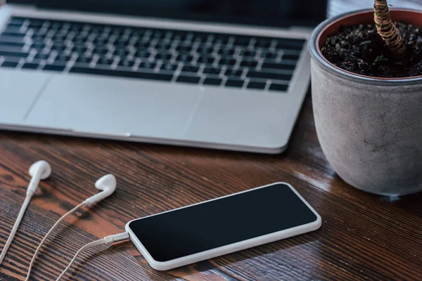 Smartphone Com Tela Branco Fones Ouvido Laptop Mesa Madeira — Fotografia de Stock