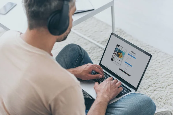 Kyiv Ukraine May 2019 Man Headphones Sitting Floor Using Laptop — Stock Photo, Image