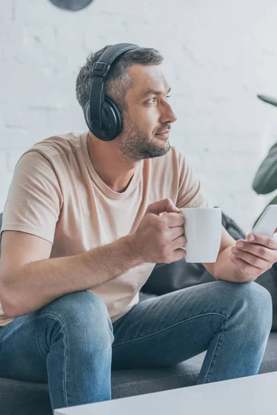 Pensive Man Headphones Holding Smartphone Looking Away — Stock Photo, Image