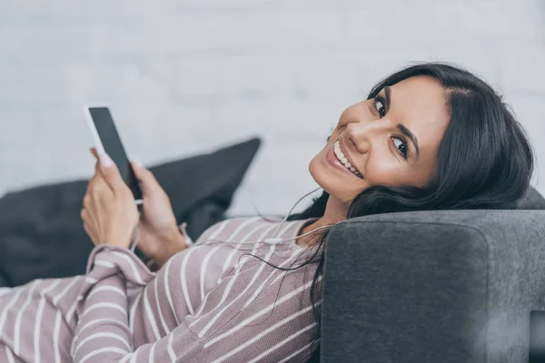 Happy Woman Looking Camera While Listening Music Earphones Holding Smartphone — Stock Photo, Image