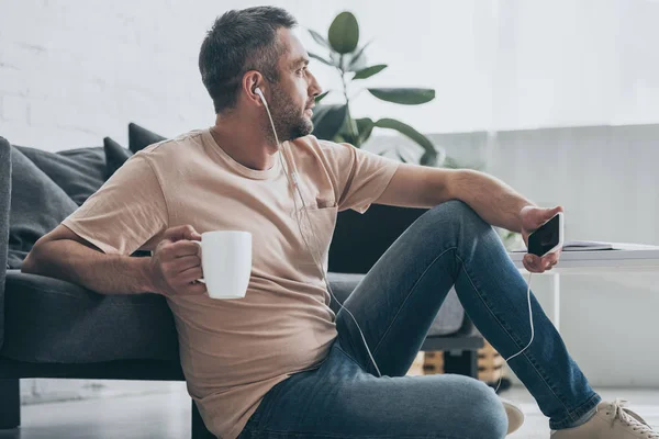 Verträumter Mann Der Auf Dem Boden Sitzt Musik Kopfhörer Hört — Stockfoto