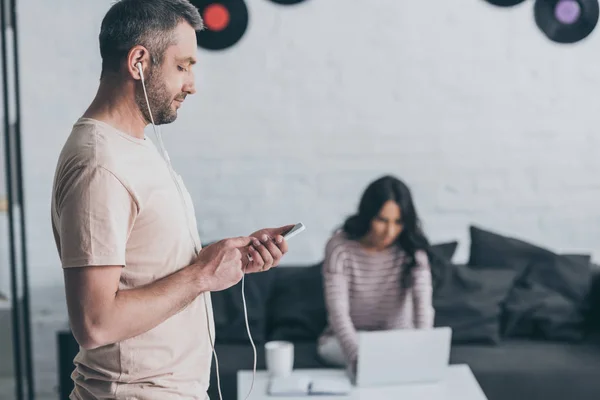 Enfoque Selectivo Del Hombre Guapo Los Auriculares Utilizando Teléfono Inteligente — Foto de Stock