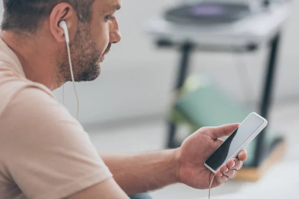 Volwassen Man Luisteren Muziek Koptelefoon Terwijl Het Houden Van Een — Stockfoto