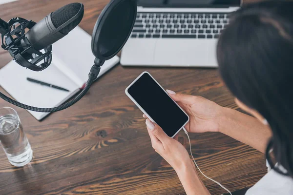 Visão Aérea Host Rádio Segurando Smartphone Com Tela Branco Enquanto — Fotografia de Stock