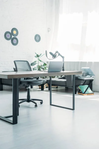 Studio Radiodiffusion Spacieux Lumineux Avec Ordinateur Portable Microphone Sur Table — Photo