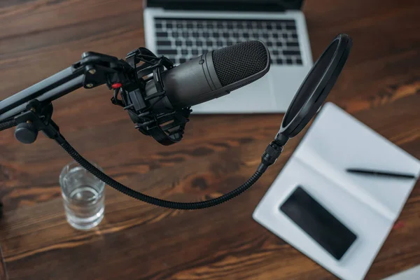 Selective Focus Microphone Wooden Table Laptop Glass Water Notebook Smartphone — Stock Photo, Image