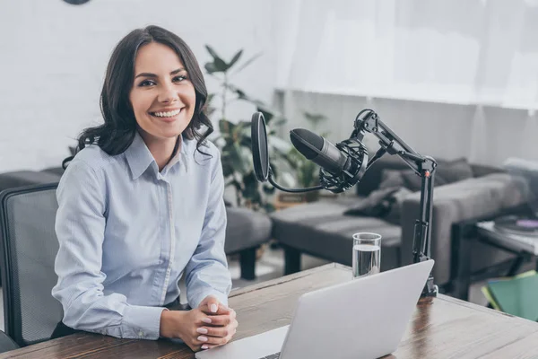 Hôte Radio Souriant Assis Sur Lieu Travail Près Microphone Regardant — Photo