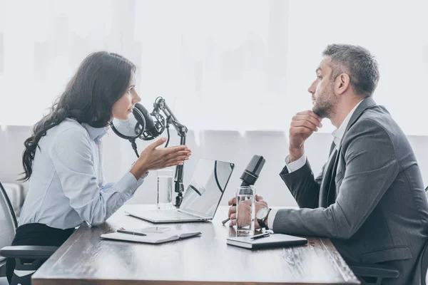 Hübscher Radiomoderator Interviewt Geschäftsmann Sendestudio — Stockfoto