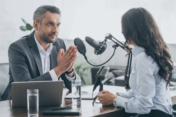 Serieuze Radio Host Interviewen Jonge Zakenvrouw Omroep Studio — Stockfoto