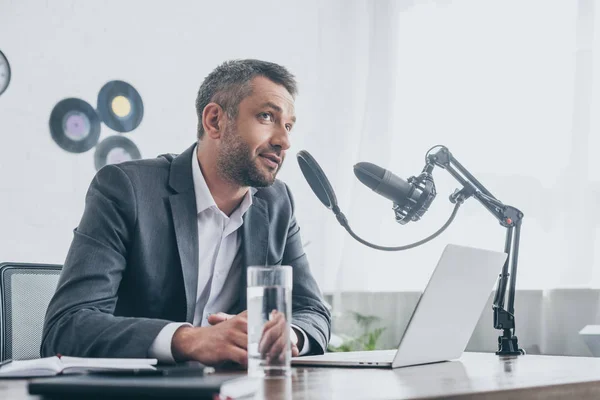 Anfitrião Rádio Sorrindo Falando Microfone Enquanto Sentado Perto Laptop Estúdio — Fotografia de Stock