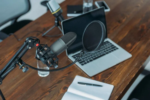 Laptop Notebook Wooden Table Microphone Broadcasting Studio — Stock Photo, Image