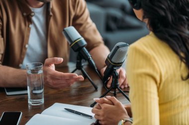 yayın stüdyosunda podcast kayıt iki radyo hosts kırpılmış görünümü
