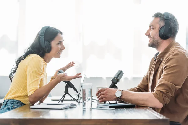 Zwei Lächelnde Radiomoderatoren Gespräch Während Der Aufzeichnung Eines Podcasts Sendestudio — Stockfoto