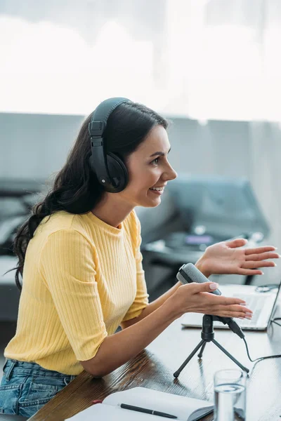 Anfitrião Rádio Sorridente Fones Ouvido Gesticulando Enquanto Sentado Perto Microfone — Fotografia de Stock