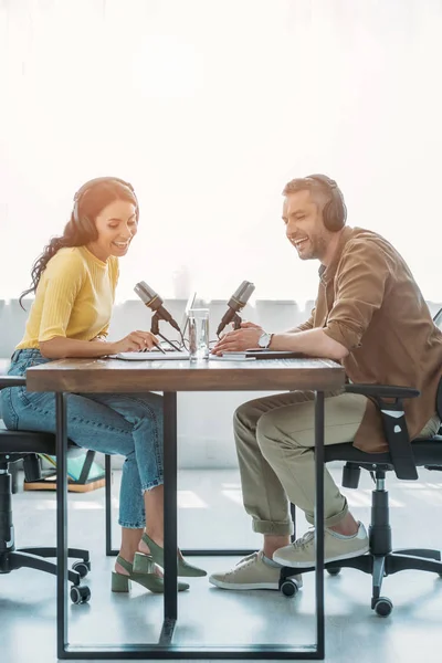 Two Cheerful Radio Hosts Headphones Sitting Workplace Broadcasting Studio — Stock Photo, Image