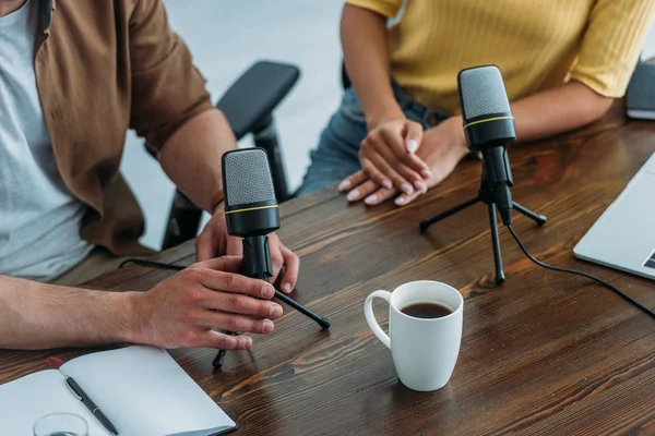 Vista Recortada Dos Anfitriones Radio Sentados Lugar Trabajo Cerca Micrófonos —  Fotos de Stock