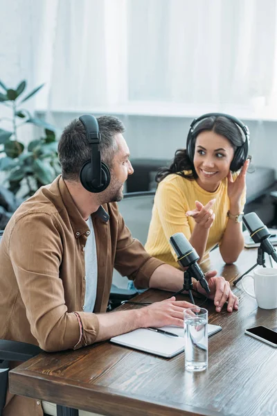 Cheerful Radio Host Pointing Finger While Sitting Colleague Broadcasting Studio — Stock Photo, Image
