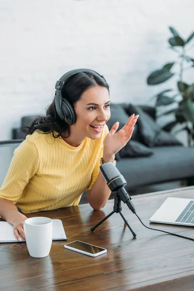 Bastante Anfitrión Radio Auriculares Gesticulando Mientras Habla Micrófono Estudio — Foto de Stock