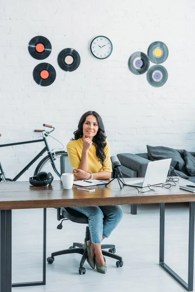 Hermoso Anfitrión Radio Sonriendo Cámara Mientras Está Sentado Lugar Trabajo — Foto de Stock