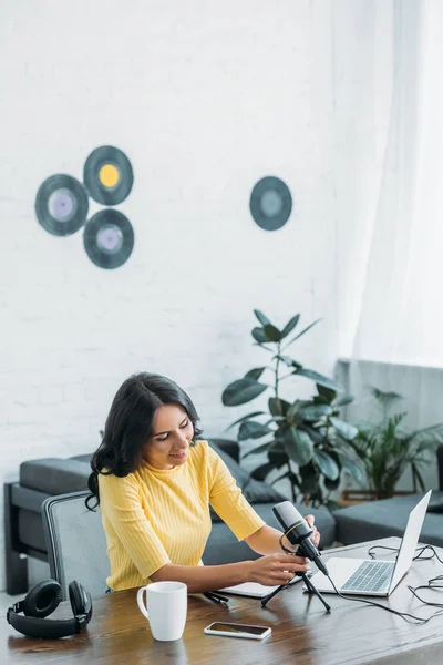 Hübscher Radiomoderator Justiert Mikrofon Während Schreibtisch Neben Laptop Sitzt — Stockfoto