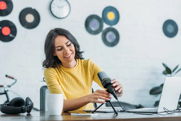 Anfitrião Rádio Bonita Ajustando Microfone Enquanto Sentado Local Trabalho Estúdio — Fotografia de Stock