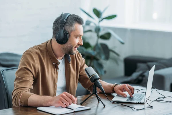 Handsome Radiovärd Hörlurar Med Hjälp Smartphone När Sitter Arbetsplatsen — Stockfoto